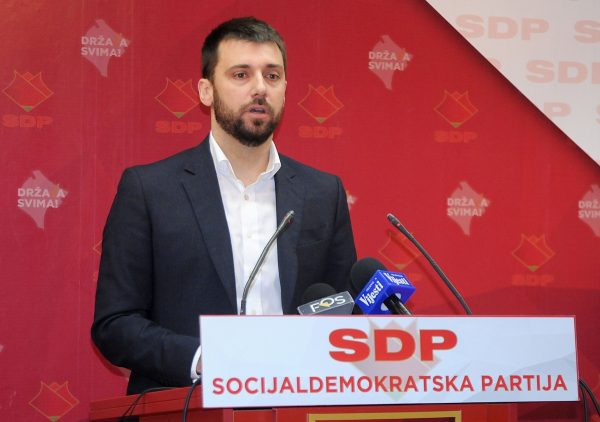 Dvostruki aršini Bojana Zekovića: Ćutao je dok je RTCG satanizovala Srbe i SPC, a sada bi da zabranjuje emitovanje Hepi TV-a u Crnoj Gori!
