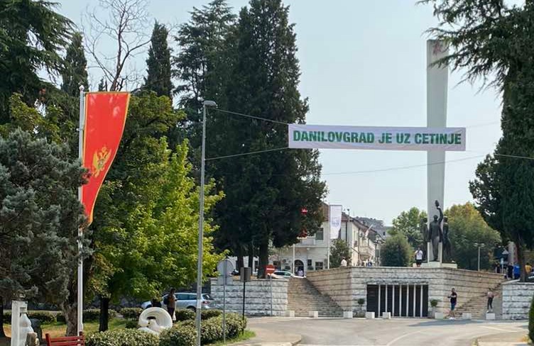 Crkvena opština Danilovgrad i Pravoslavno bratstvo Sveti Arsenije poziva nadležne: U najkraćem roku ukloniti transparent iza kojeg stoje osvjedočeni progonitelji Crkve!