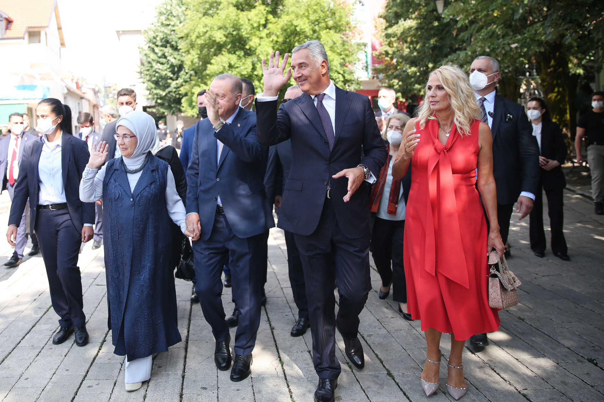 Dok Milo unosi razdor, Lidija Cetinjem „šeta“ Valentino torbu od 2.100 evra