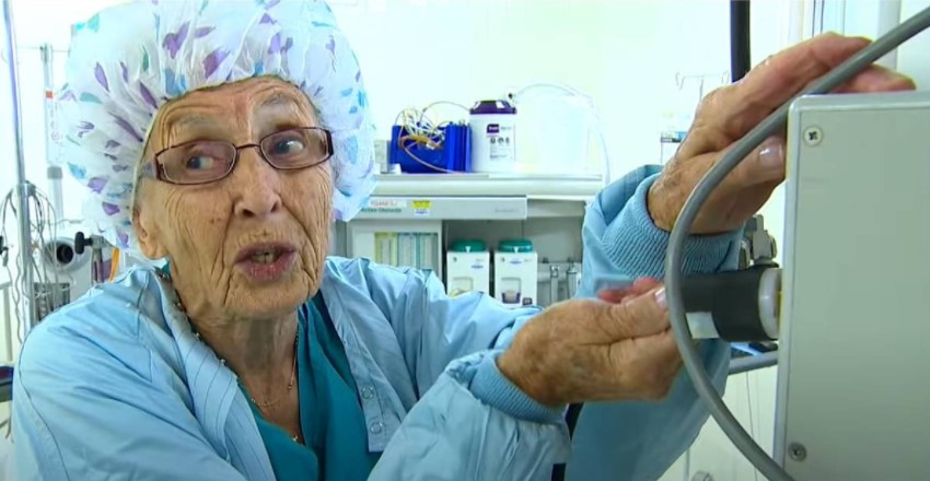 Najstarija medicinska sestra je posle sedam decenija otišla u penziju