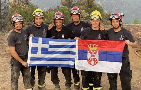 Vučić podijelio fotografiju: Srpski i grčki vatrogasci sa zastavama na Eviji