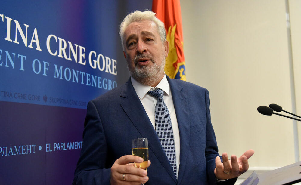 Ovo je sramota: Dok komite prijete nasiljem, Krivokapić i njegovi puleni vrbuju ljude za stranku koju prave!