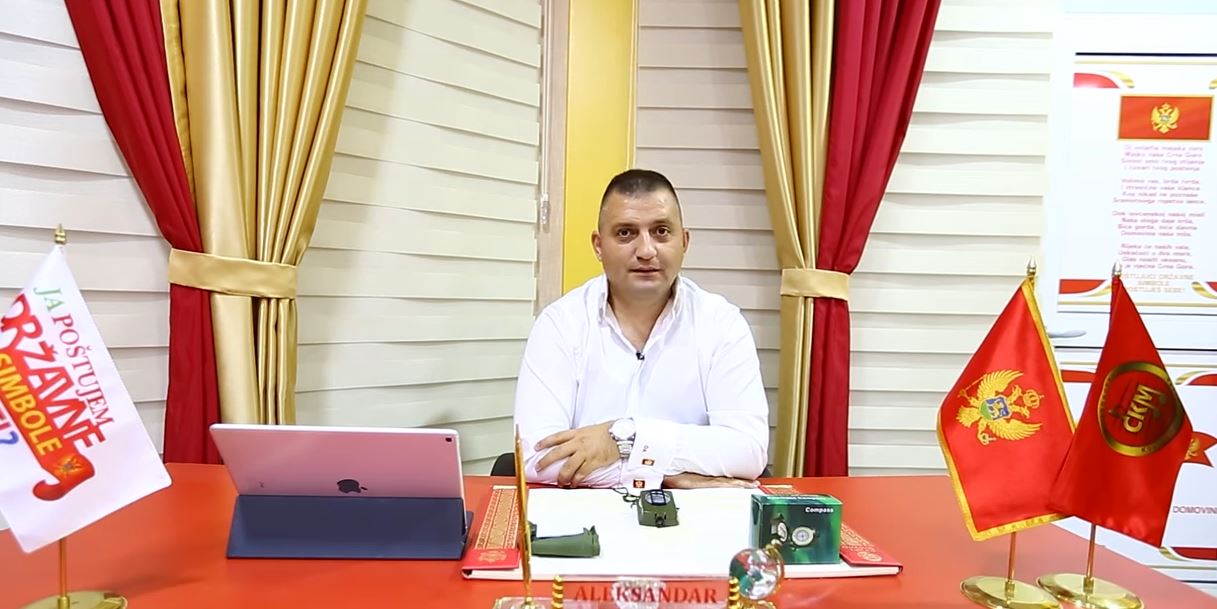 Damjanović poklonio kompas Bečiću!