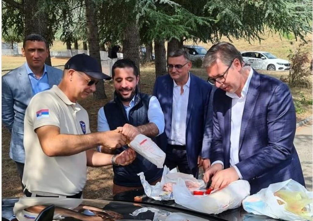 Kako se Vučić hrani dok obilazi Srbiju: Pola kila hleba, majonez i mortadela na haubi