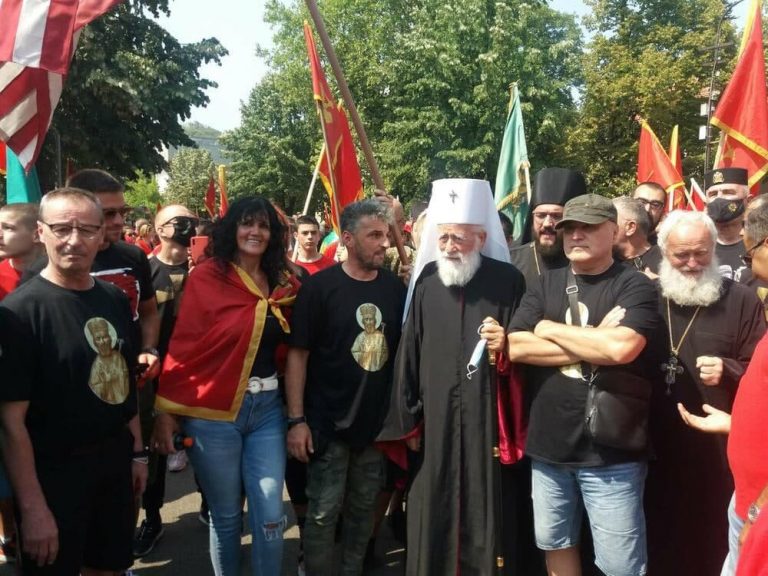Još jedan peh samoprozvanom mitropolitu NVO CPC-a: Dedeića ovaj put umjesto tende udario transparent (VIDEO)