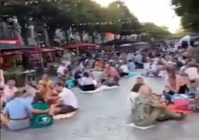 Originalni Francuzi: Protestvuju protiv uvođenja kovid propusnica, tako što jedu i piju na ulicama pored polupraznih restorana i kafića!