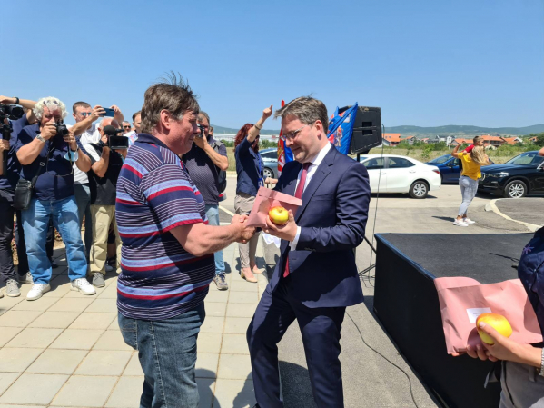 Selaković uručio ključeve za 75 stana izbjegličkim porodicama u Nišu