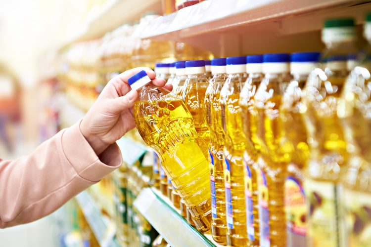 Po tri litra ulja za korisnike materijalnog obezbjeđenja i penzionere sa najnižom penzijom