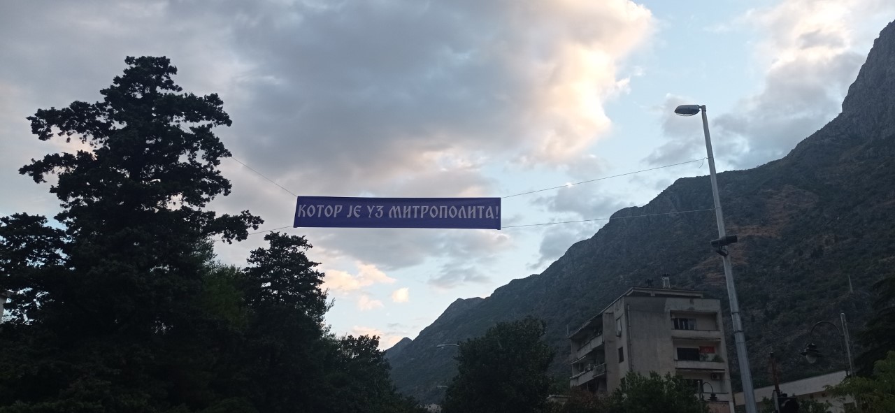 Transparent podrške Mitropolitu Joanikiju i u Kotoru
