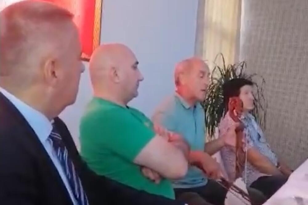 Nekadašnji direktor policije među svojim zelenim sledbenicima: Veljović zauzeo počasno mjesto na komitskom skupu!