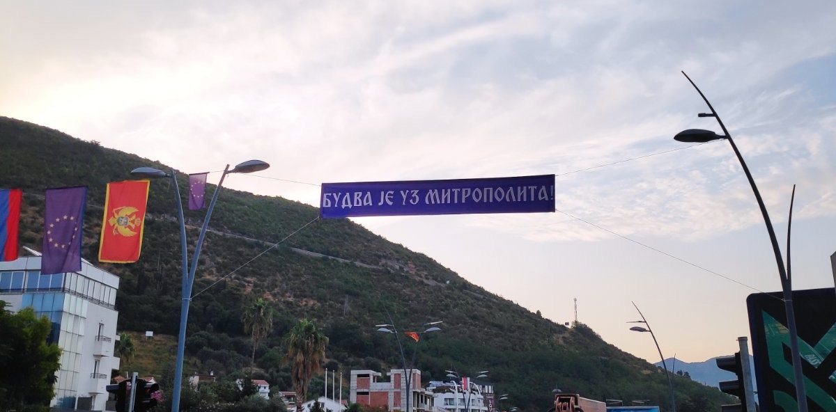 U Budvi osvanuli transparenti podrške ustoličenju Mitropolita