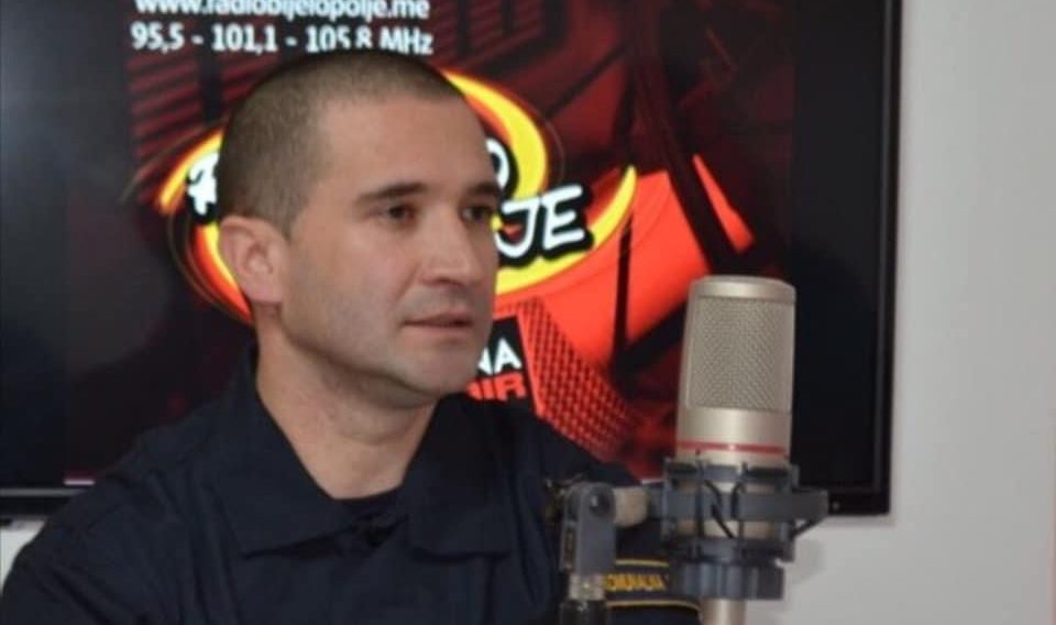 Osvježilo: Šef bjelopoljske komunalne policije prisustvovao skupu protiv ustoličenja Mitropolita Joanikija! (FOTO)