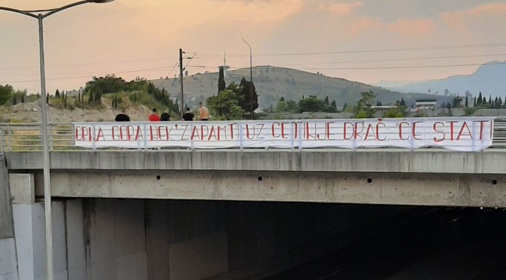 Policija privela šest osoba zbog postavljanja transparenta u Podgorici