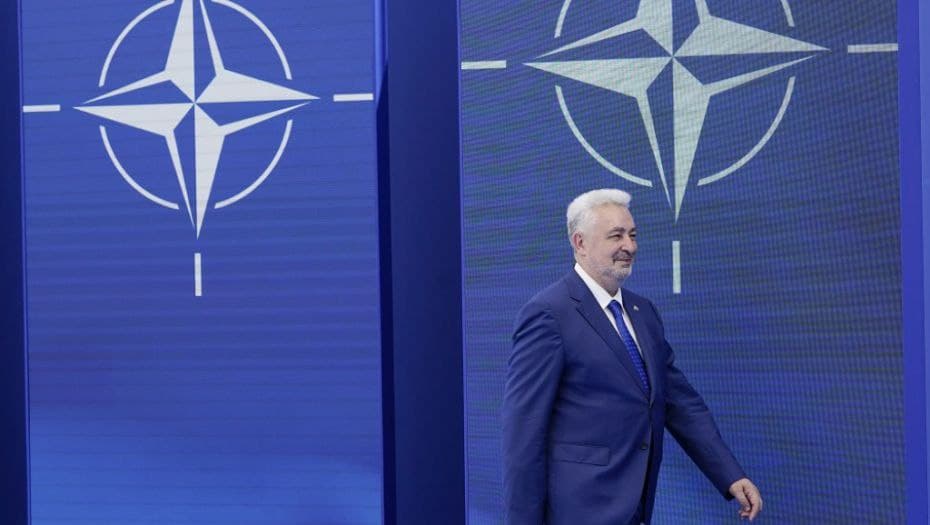 Izgubljen u vremenu i prostoru: DF sluša Mitropoliju i uradiće sve kako Crkva kaže, a Zdravko ih napada zato što mora da sluša strane ambasade!