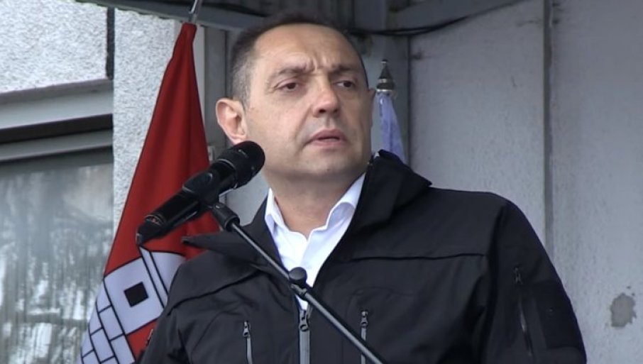 Vulin odgovorio na napade: Zašto hrvatskim zvaničnicima smeta srpska zastava?