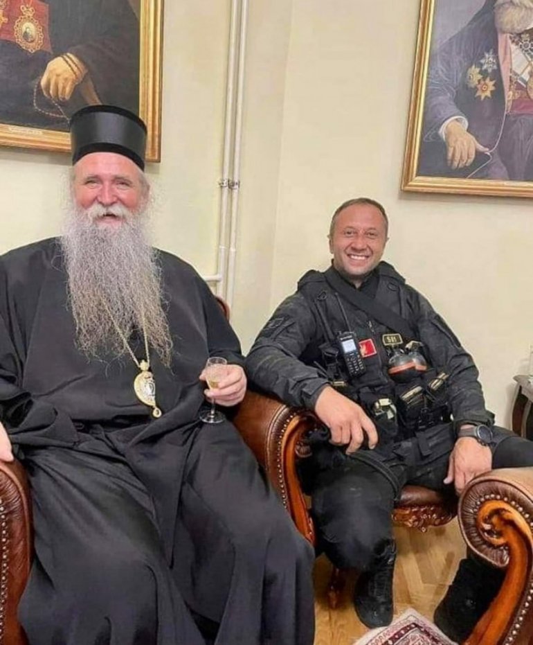 Specijalac se prekrstio ispred Cetinjskog manastira, pa se slikao sa mitropolitom Joanikijem