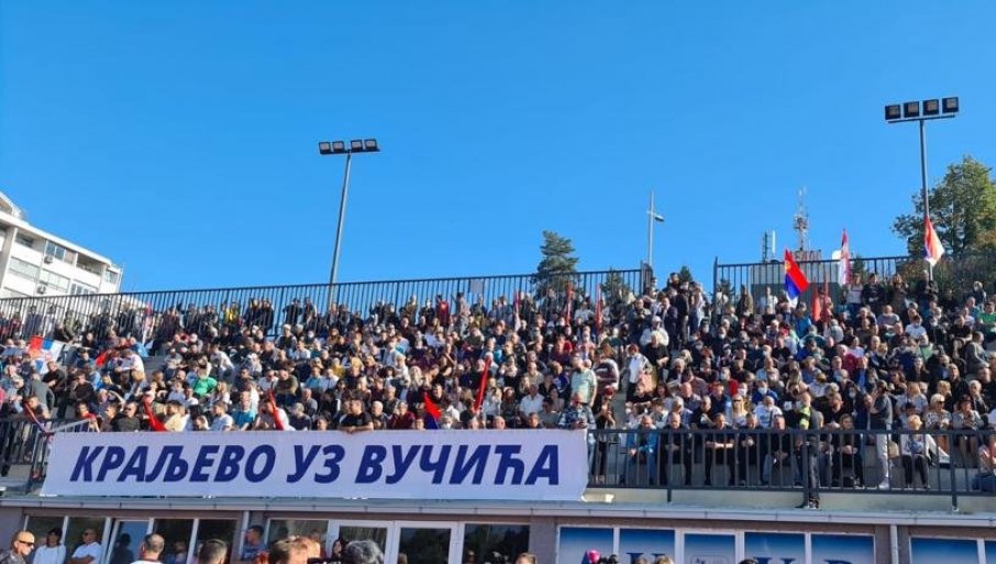 Vučić stigao u Kraljevo: Obilazi rekonstruisani Atletski stadion i fabriku Leoni, dočekao ga veliki broj građana (VIDEO)