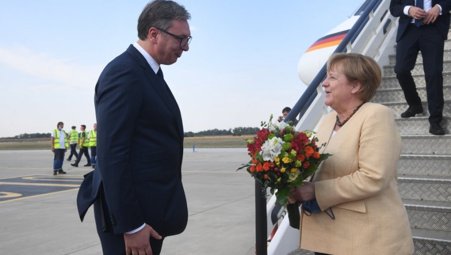 Vučić dočekao Angelu Merkel sa buketom cvijeća
