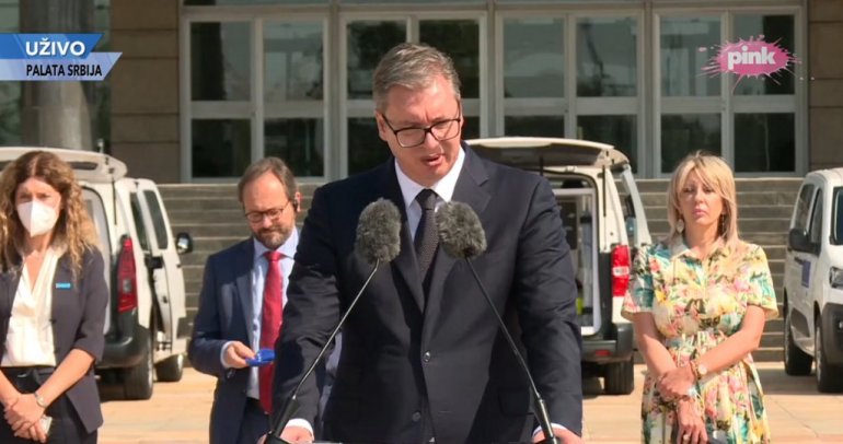 Vučić na primopredaji specijalnih vozila:  Molim ljude da se vakcinišu, ugrozićete nekog drugog, to nije odgovorno ponašanje (VIDEO)