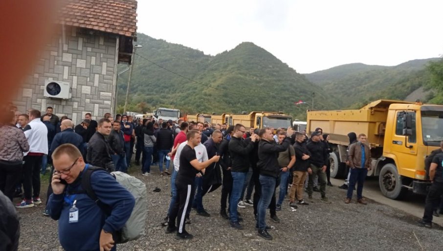 Na Jarinju jutros više Srba nego juče: Ljudi donose vodu i hranu; Rosu u pripravnosti