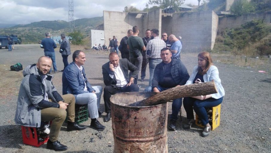 Peti dan protesta na KiM: Mirna noć uz logorsku vatru