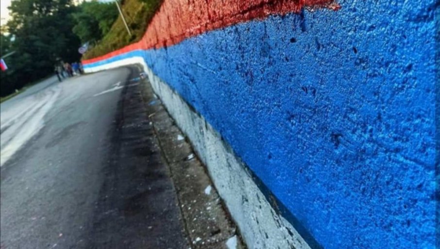 Najveća trobojka u Crnoj Gori: Na brdu iznad Berana postavljen i krst visine 15 metara u čast prve posjete patrijarha Porfirija (FOTO)