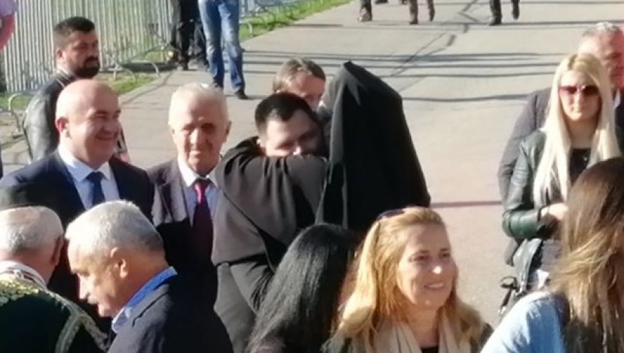 Bratski zagrljaj: Vladika Metodije dočekao gradonačelnika Nikšića ispred manastira (FOTO / VIDEO)