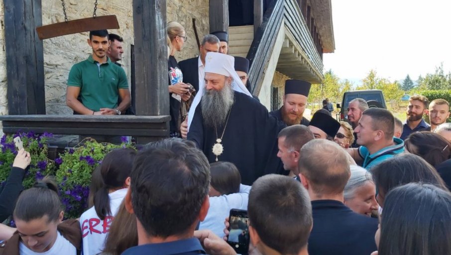 Vjerni narod sa patrijarhom: Nakon ustoličenja vladike Metodija poglavar SPC se družio sa građanima (FOTO/VIDEO)
