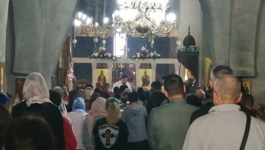Veliki broj vjernika u Đurđevim stupovima: Vladika Metodije sasluživao prvu liturgiju posle ustoličenja (FOTO)