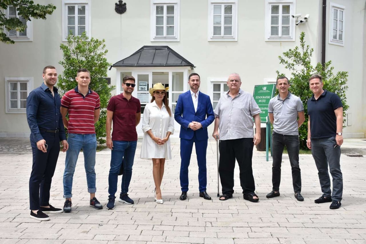 Bogdanović opet “briljira: Stara zgrada vlade je bila vlasništvo DPS-a još tokom Saveza komunista!