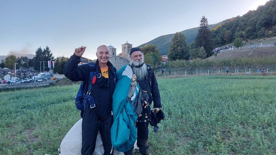 Okupljeni ga pozdravili aplauzom: Vladika Jovan skakao padobranom u Beranama
