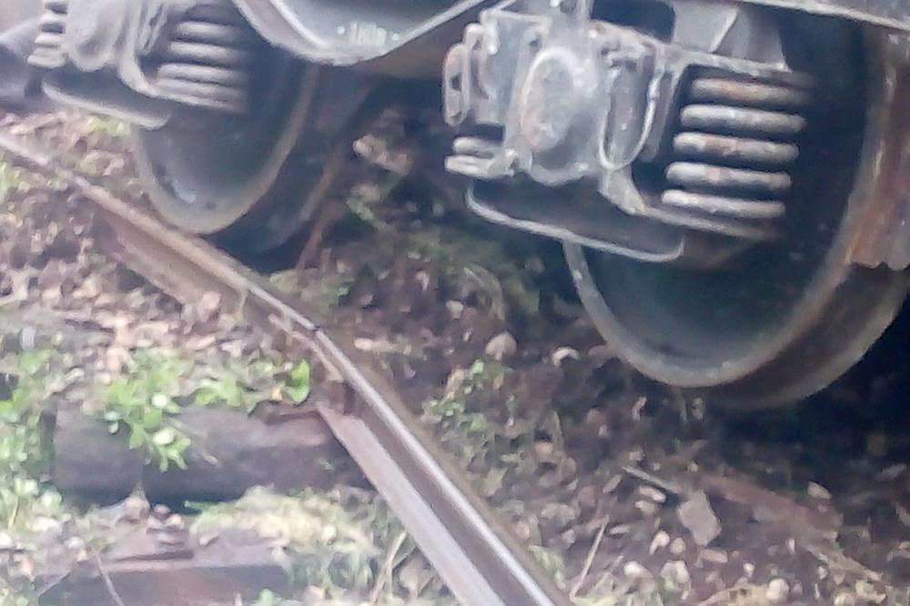 U prekidu saobraćaj na pruzi Beograd-Bar: Lokomotiva iskliznula u blizini Štrpca, nema povrijeđenih!