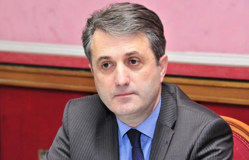 Umjesto da popriča sa partijskim kolegama da „spuste loptu“, Nuhodžić bi da razgovara sa crkvenim poglavarima o izmještanju ustoličenja!