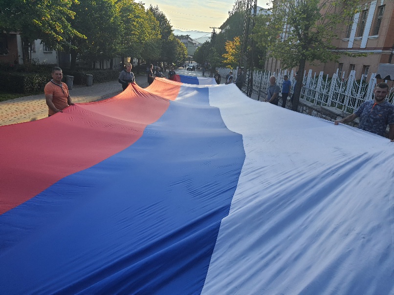 Pljevlja slave Dan srpskog jedinstva: Velika trobojka se zavijorila u centru grada
