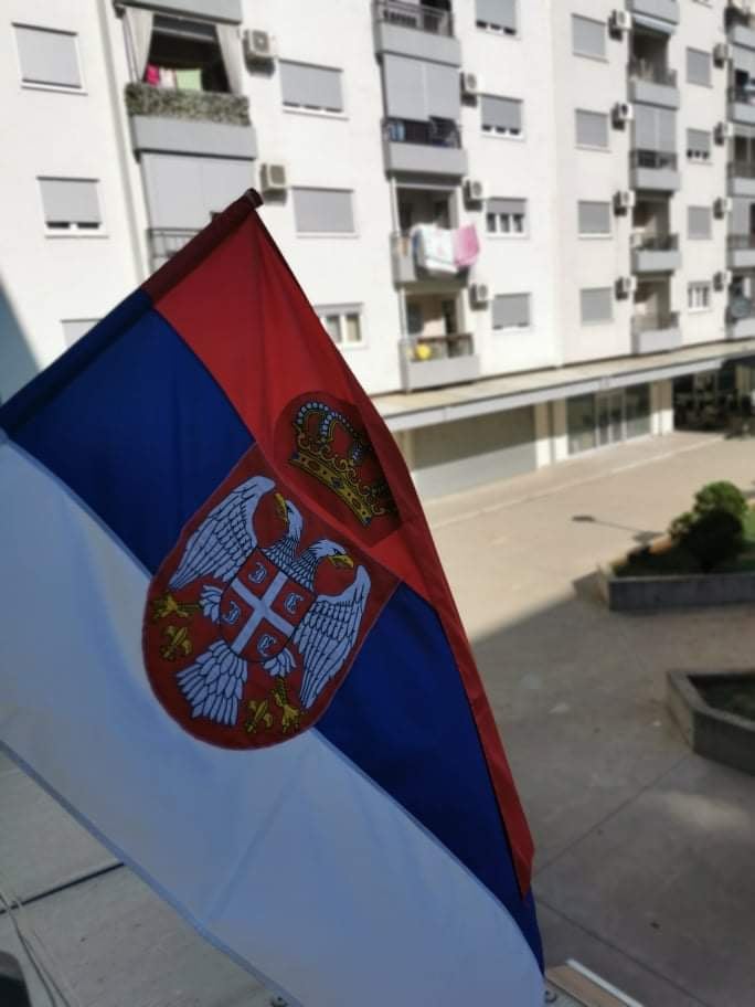 Veseli se srpski rode: Širom Crne Gore istaknute trobojke u čast Dana srpskog jedinstva!