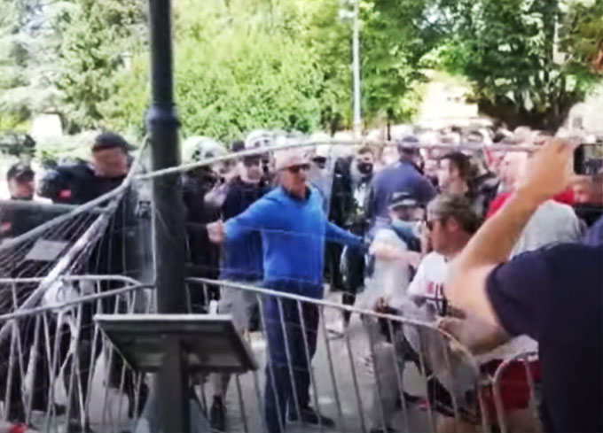 Skandalozno: Pripadnik druge vjere u prvim redovima napada na Cetinjski manastir!