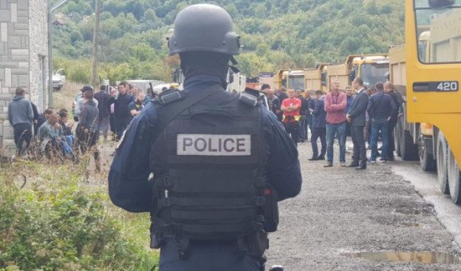 Vojska Srbije sa četiri oklopna vozila nedaleko od Jarinja: Srbi na barikadama, Rosu se ne povlači