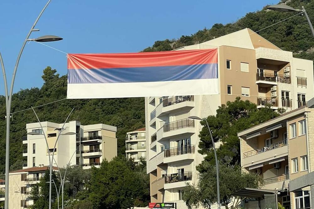 U Budvi: Bulevarom okićene trobojke u znak Dana zastave