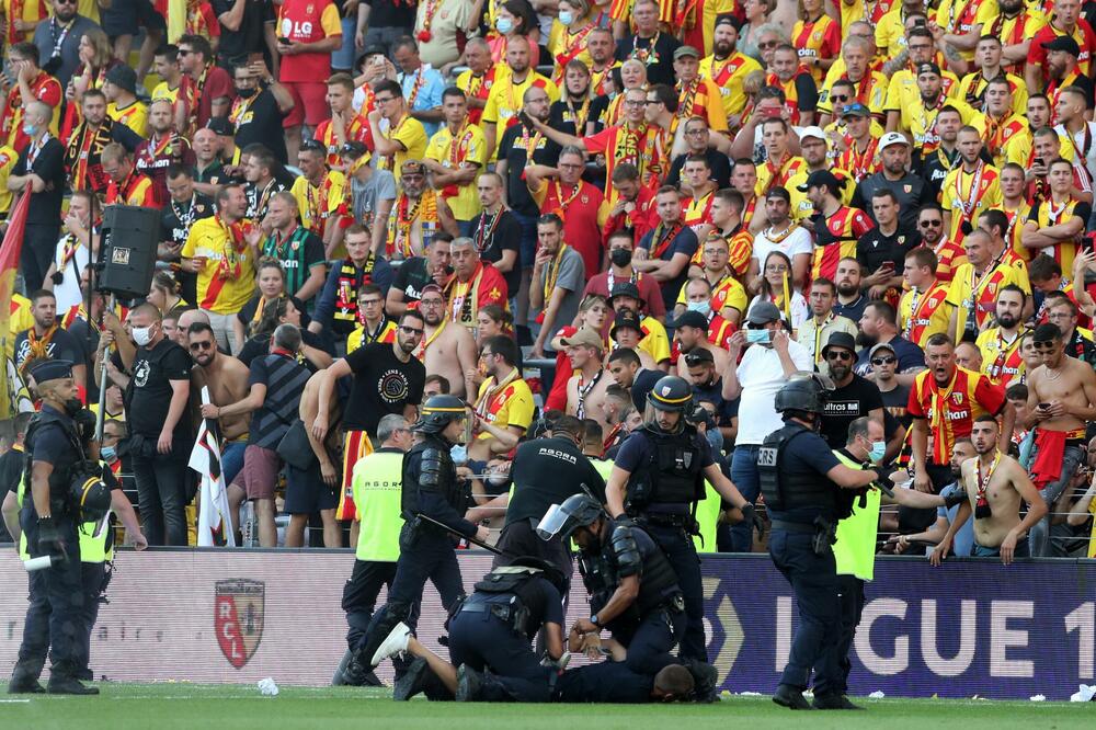 Novi navijački skandal u Francuskoj: Invazija na teren, policija intervenisala, derbi ipak završen