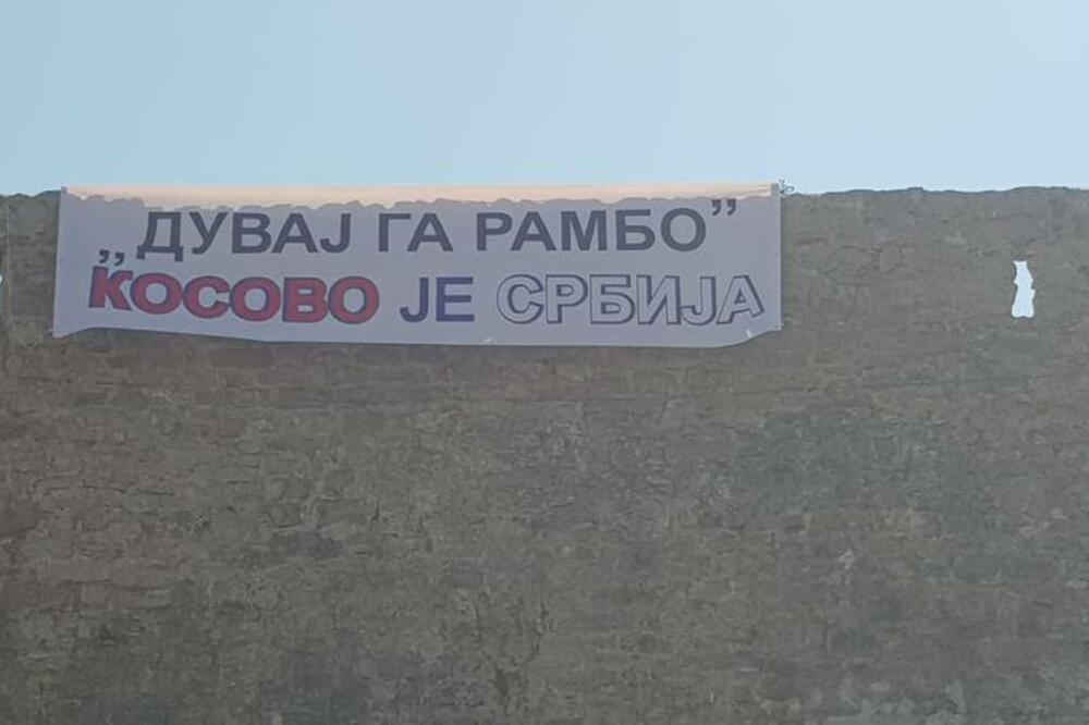 Na starogradske bedeme u Budvi okačen transparent podrške Kosovu