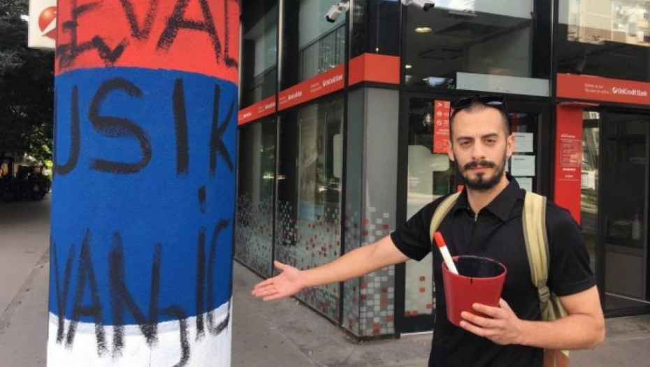 Skandal: Sin urednika Vijesti skrnavio trobojku u Novom Sadu!