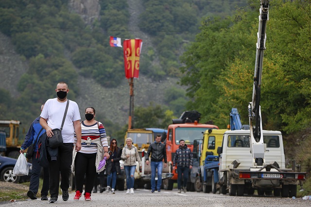 Deseti dan blokade na Jarinju i Brnjaku: Srbi ostaju na pozicijama do rješenja problema, KFOR patrolira između građana i ROS-a!