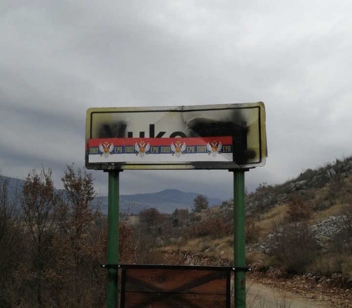 Vandali u Piperima ne miruju: Lome i pucaju u table sa nazivima sela!