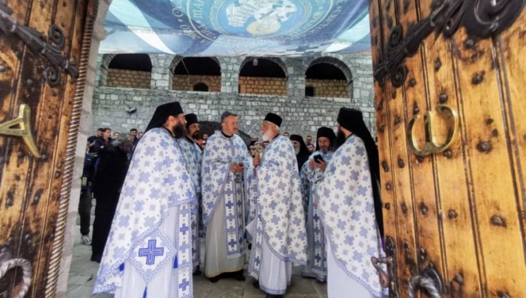 Cetinjskim manastirom odzvanjalo: “Kad se srpska vojska na Kosovo vrati” (VIDEO)