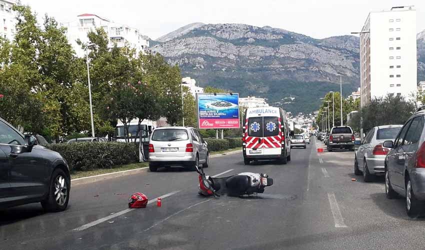 U sudaru automobila i motora povrijeđena žena