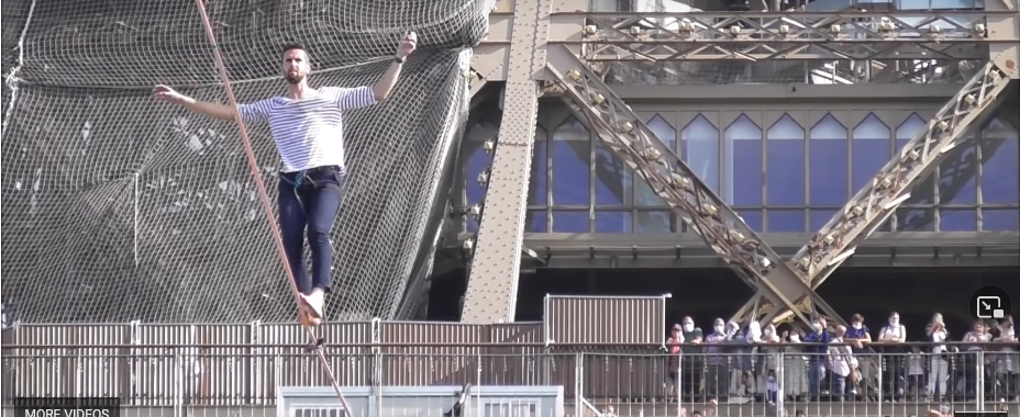 Na visini od 70 metara: Prešao preko konopca iznad Sene (VIDEO)
