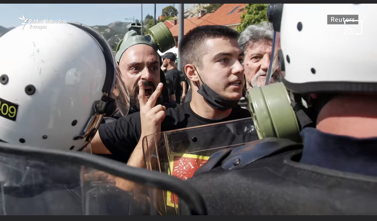 BORBA „uhvatila“ gradonačelnika Ivana Vukovića u laži: Evo dokaza da je njegov komunalni policijac bio na barikadama na Cetinju! (FOTO)
