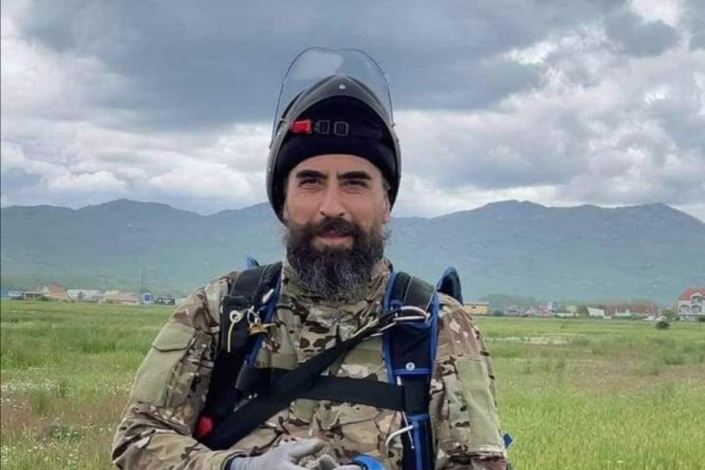 Episkop Metodije skakao padobranom na Kapinom polju (VIDEO)