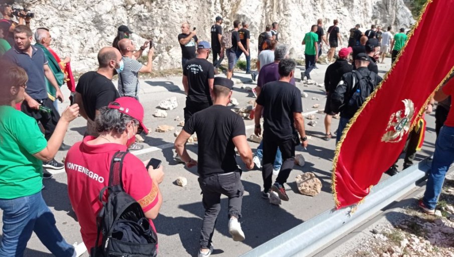 Komite blokiraju put: Huligani kamenjem zatrpavaju put, policija ne reaguje!