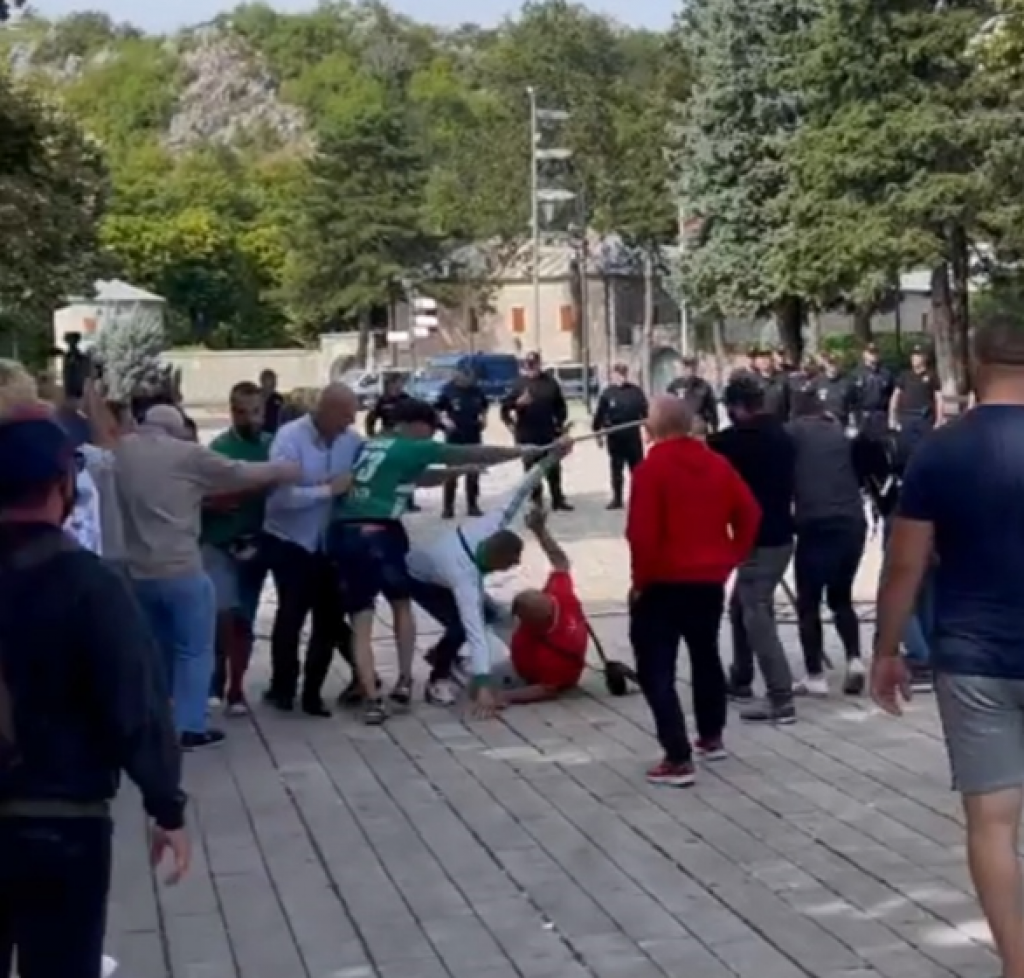 Nemiri na Cetinju: Huligani ruše ogradu, policija gleda! (VIDEO)
